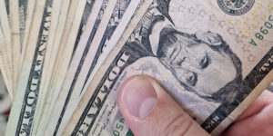 Lire la suite à propos de l’article Quelques Dollars en poche pour partir !